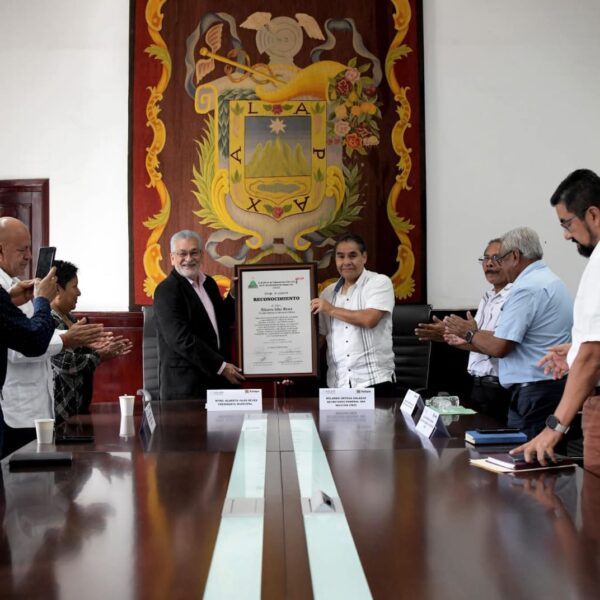 RECIBE RECONOCIMIENTO ALBERTO ISLAS POR PARTE DE LA CROC