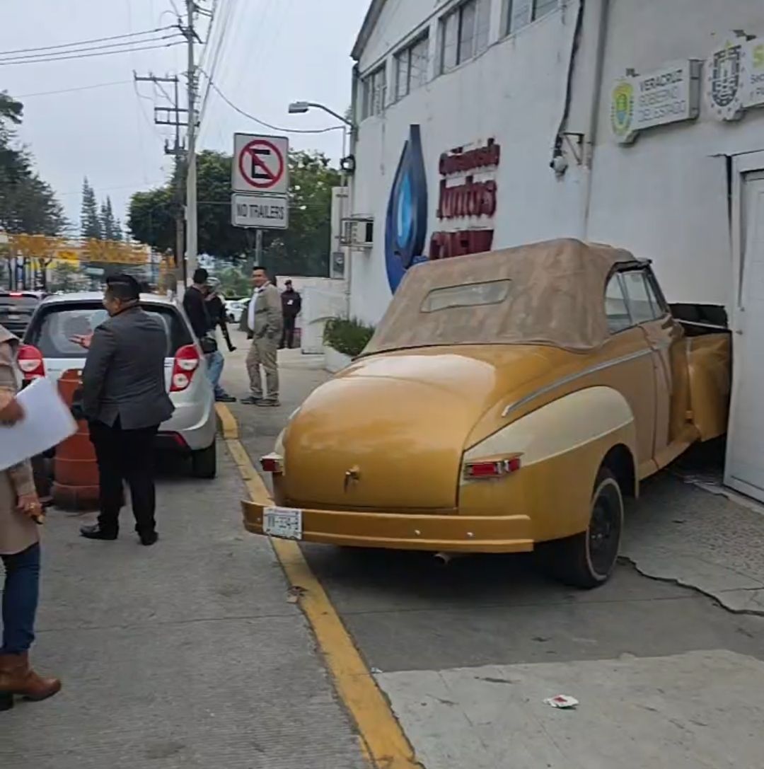 Con todo y carro buscó ingresar para aclarar recibo de agua