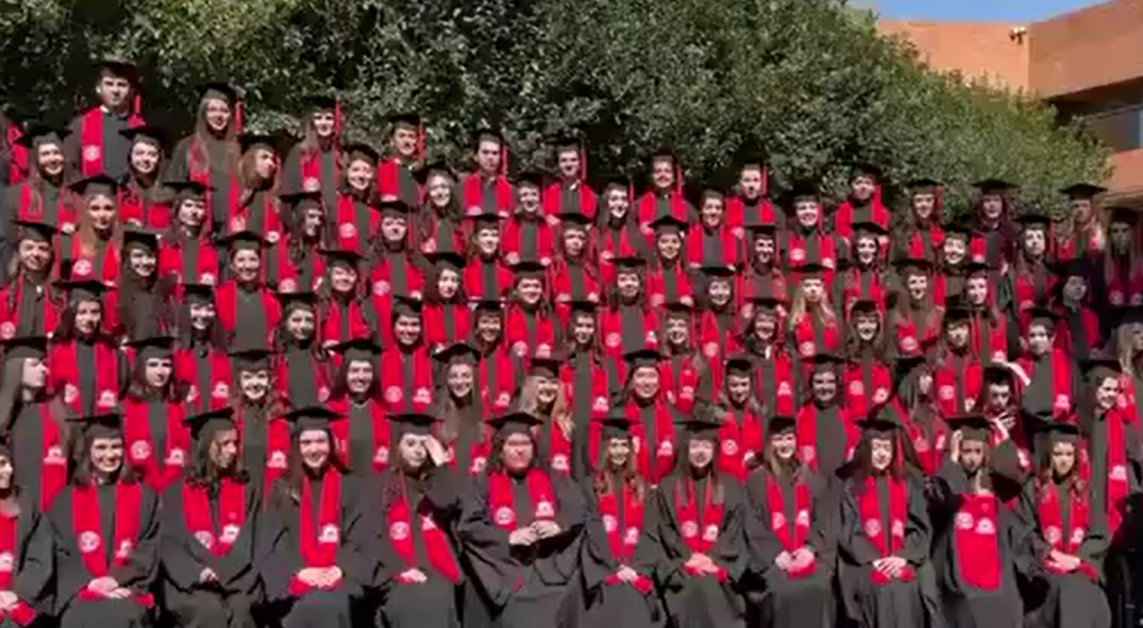 Colapsa estructura en foto de graduación; hay heridos (Video)