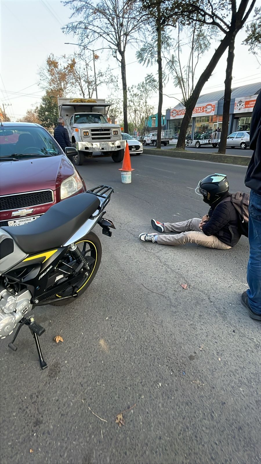 Reportan que “vocho” verde arrolló a motociclista y se dio a la fuga en Xalapa