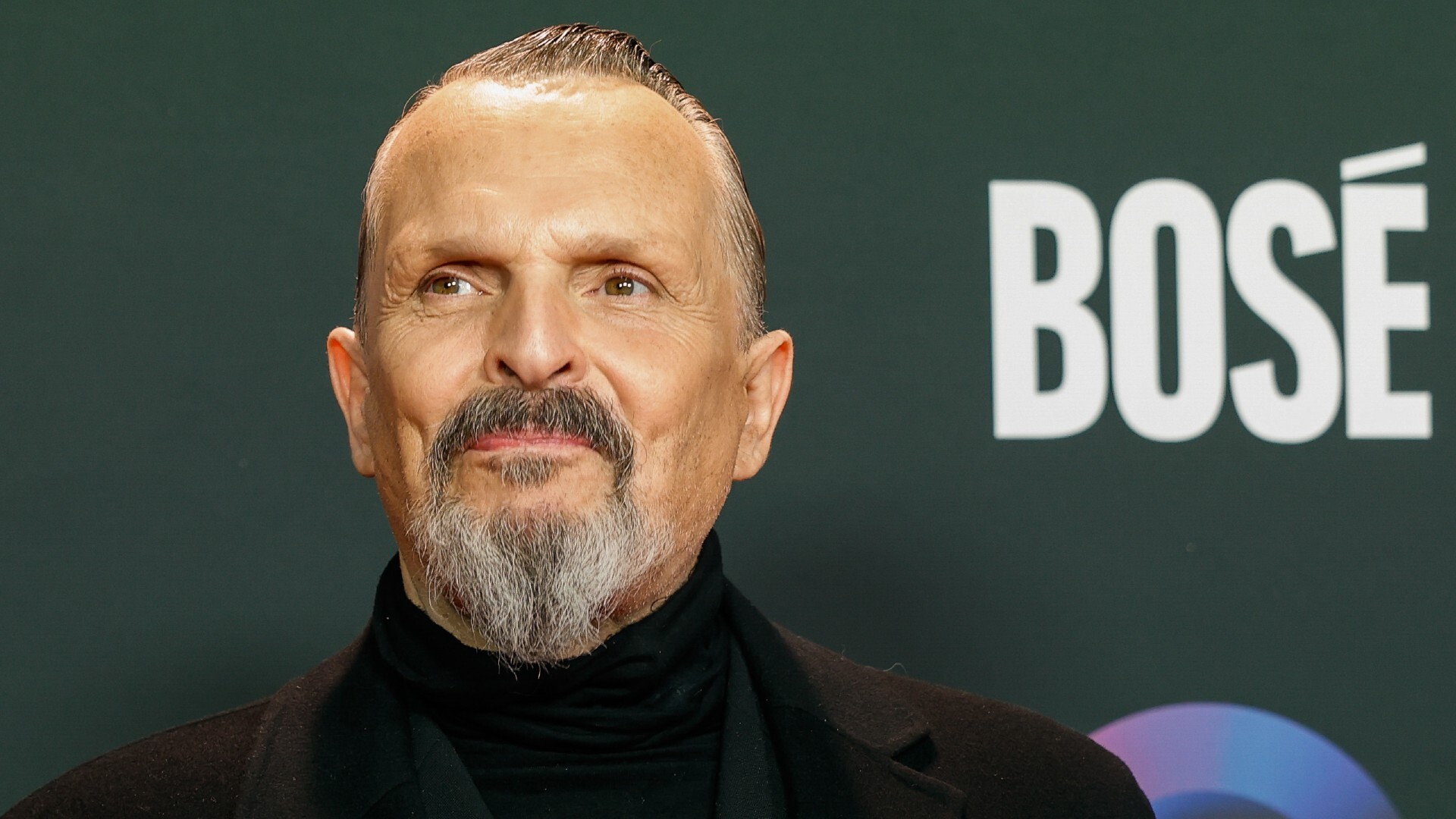 Preocupa pérdida de voz de Miguel Bosé (Video)