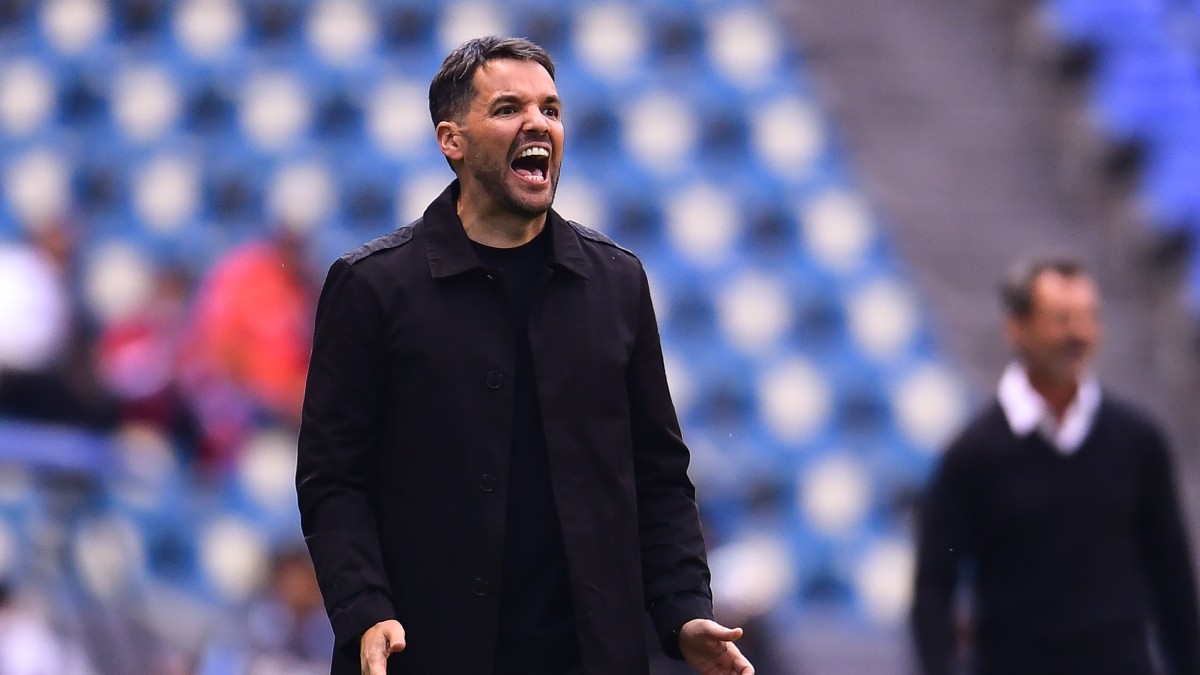 Detienen a entrenador del Cruz Azul por agredir a conductor (Video)