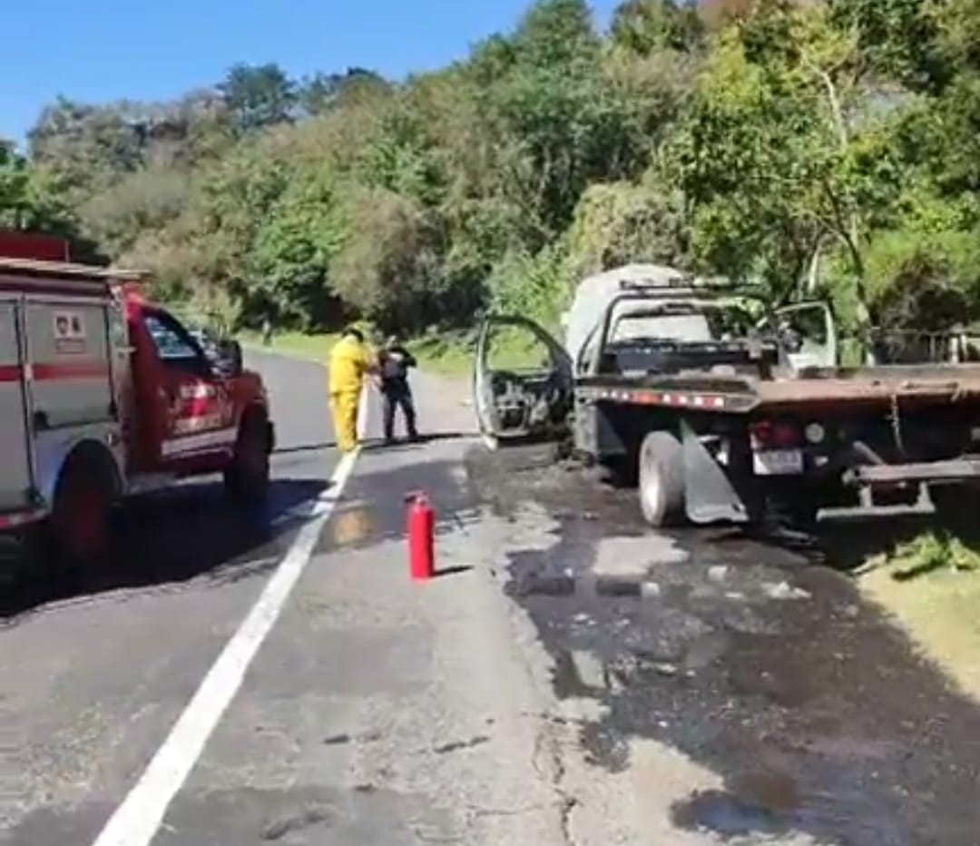 SE INCENDIA GRÚA SOBRE LA CARRETERA XALAPA-PEROTE