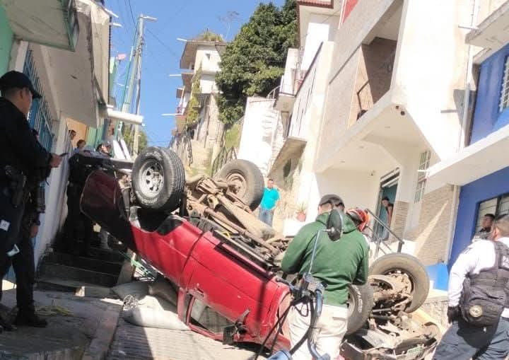 SE REPORTA VOLCADURA EN LA BENITO JUAREZ