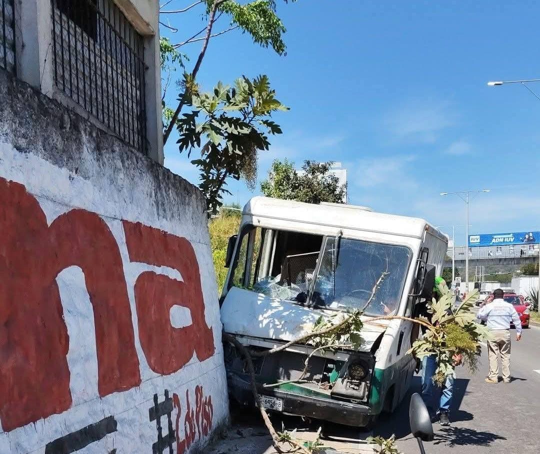 CAMION DE CARGA SE IMPACTA CONTRA MURO