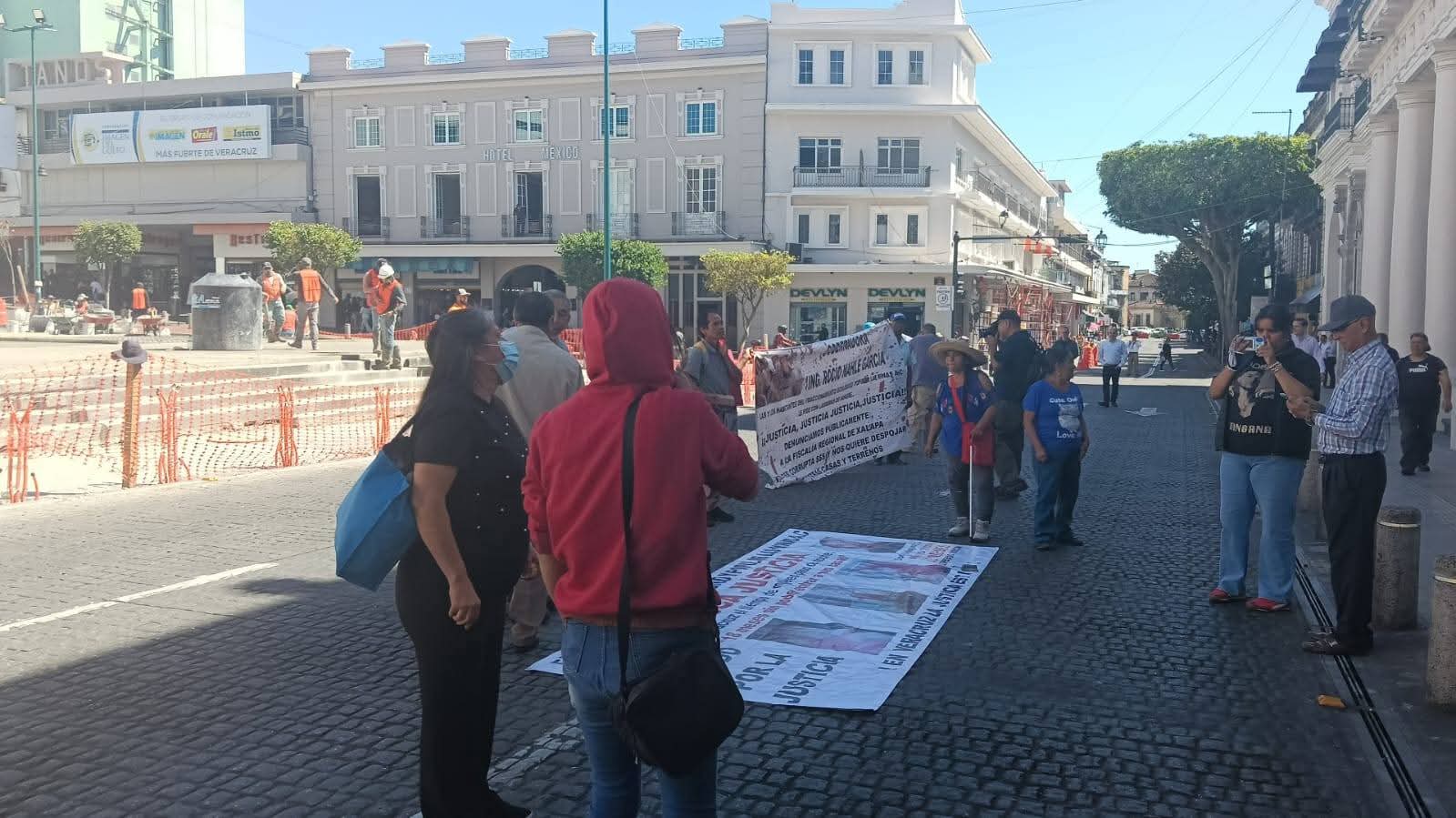 MANIFESTACIÓN Y BLOQUEO POR PARTE HABITANTES DE FRACCIONAMIENTO ECOLÓGICO Y POPULAR