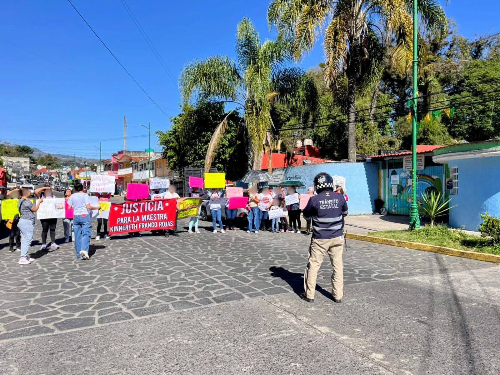 PADRES DE FAMILIA INCONFORMES POR RETIRO INJUSTIFICADO DE DOCENTE