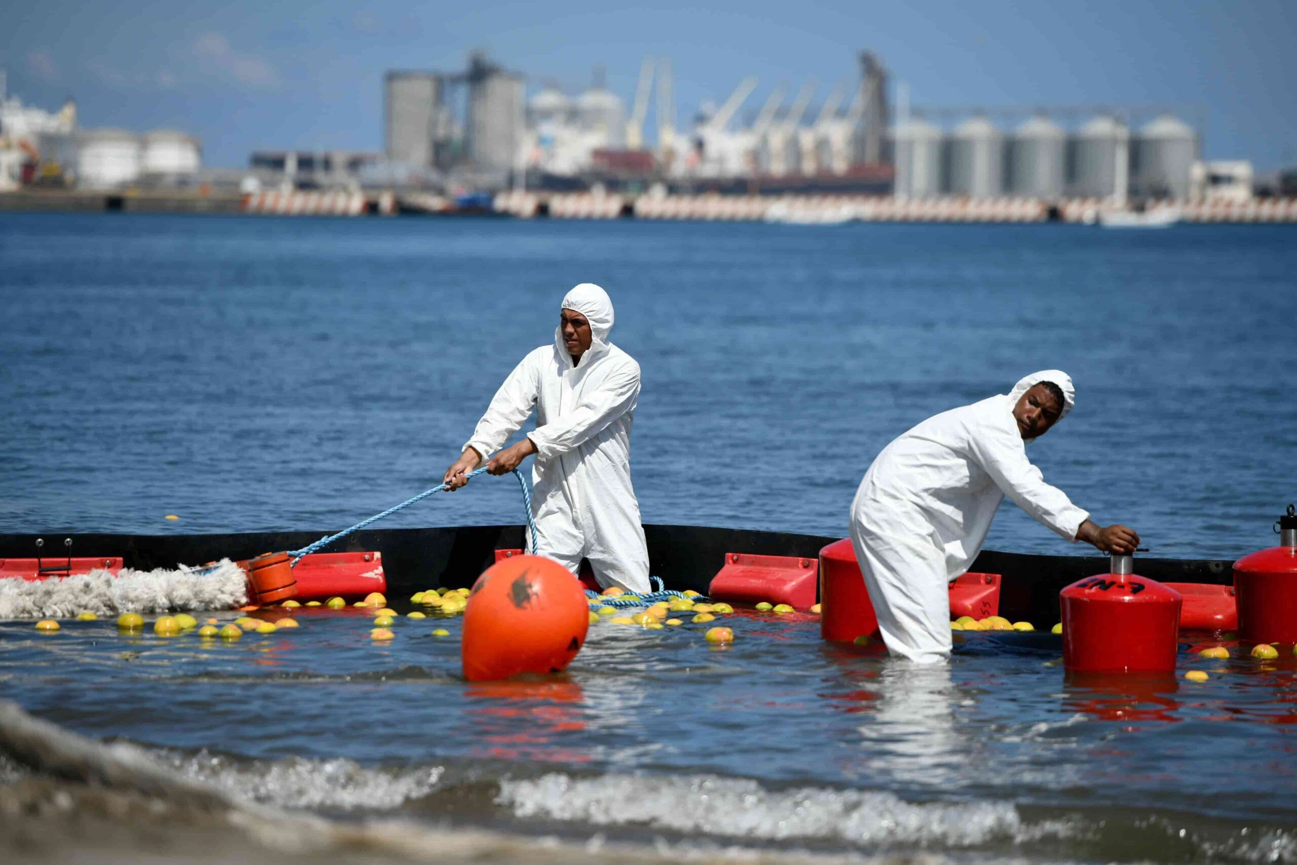 Autoridades prometen saneamiento de playas tras derrame de crudo