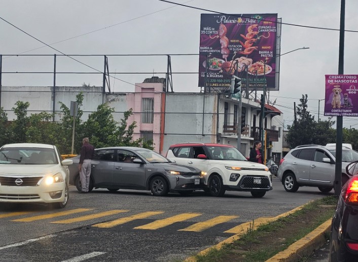 Accidente vehicular complica el tránsito en 20 de Noviembre