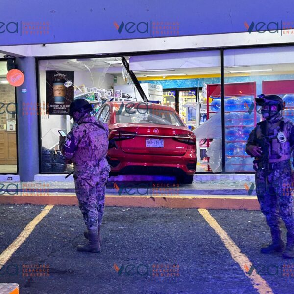 Se mete a la tienda con todo y auto en Veracruz