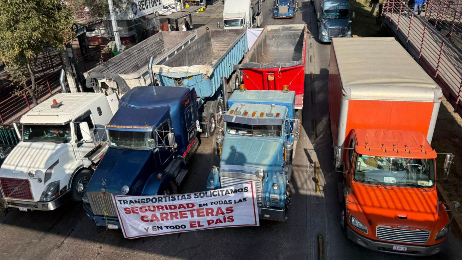 Caos en carreteras: bloqueos paralizan accesos clave al país