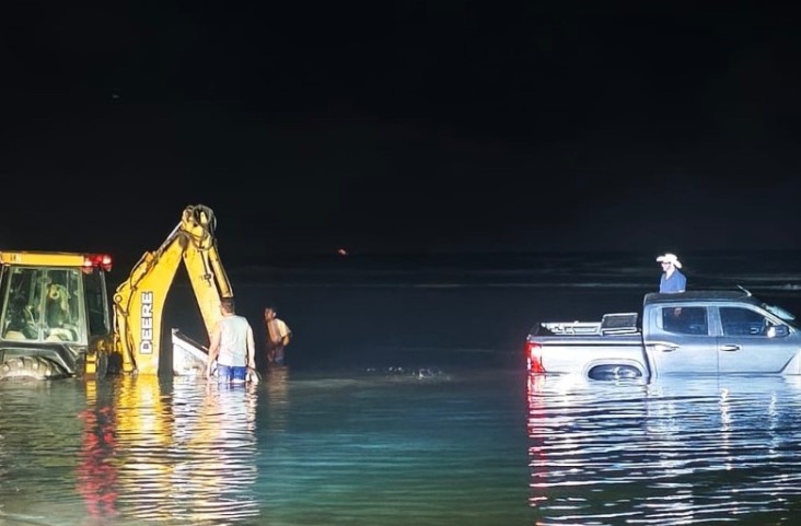 Camioneta termina en el mar de Chachalacas