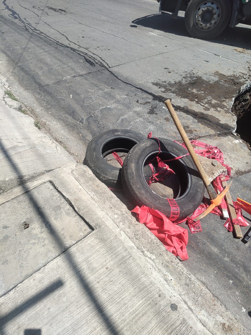 Hoy en viernes Santo… Reparando trabajadores de CMAS el hoyo-cráter