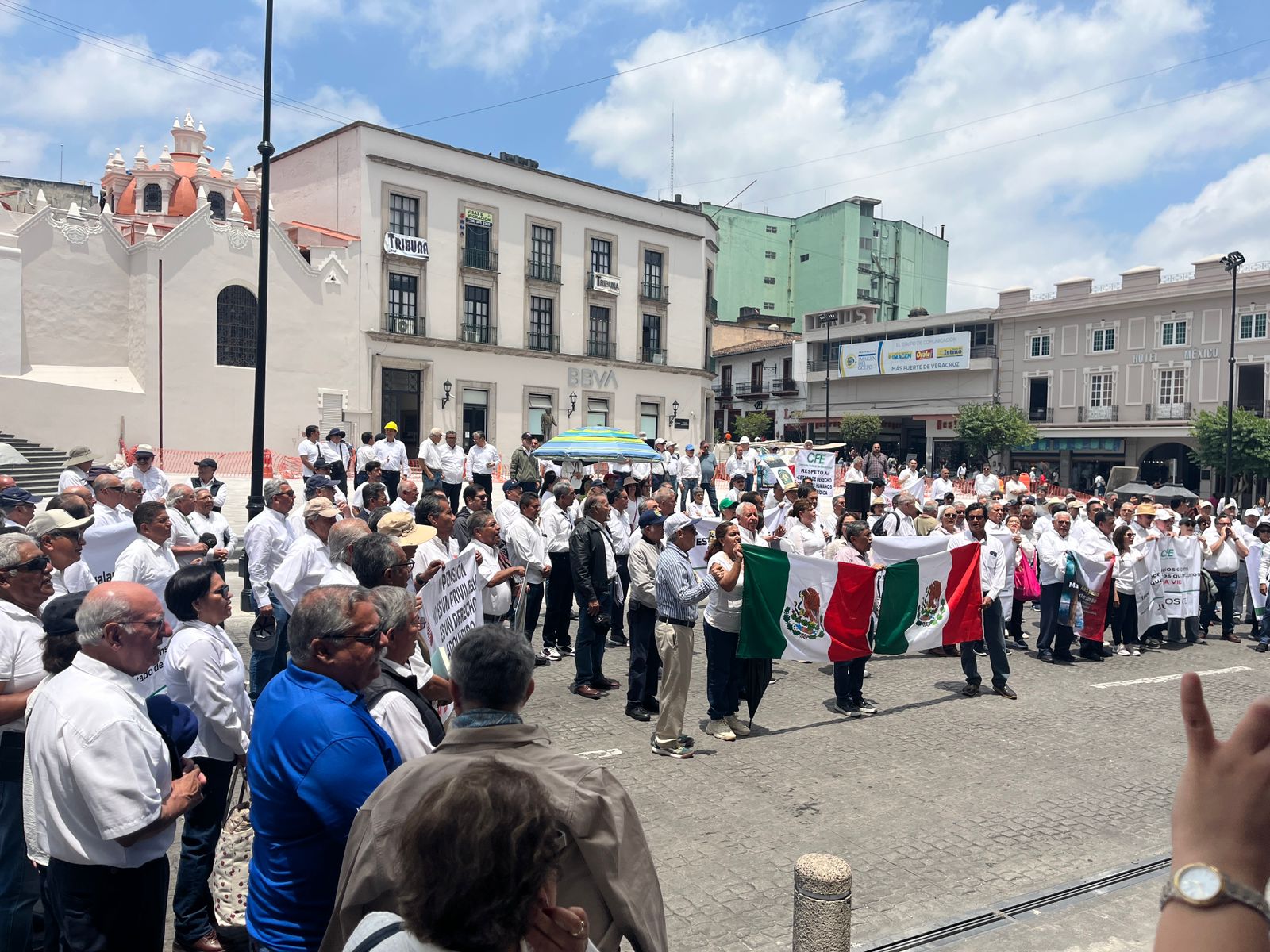 HOY SE MANIFESTARON LOS PENSIONADOS DE LA CFE…