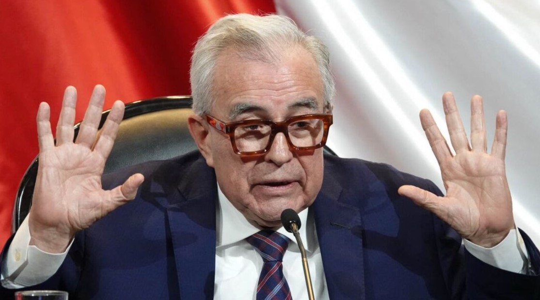Rocha Moya rechaza acusaciones y seguirá en el cargo