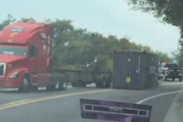 Tráiler pierde carga y provoca afectaciones viales en carretera a Xalapa