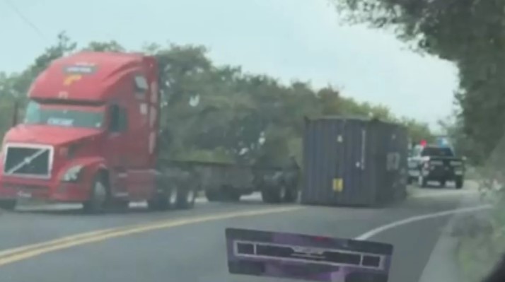 Tráiler pierde carga y provoca afectaciones viales en carretera a Xalapa