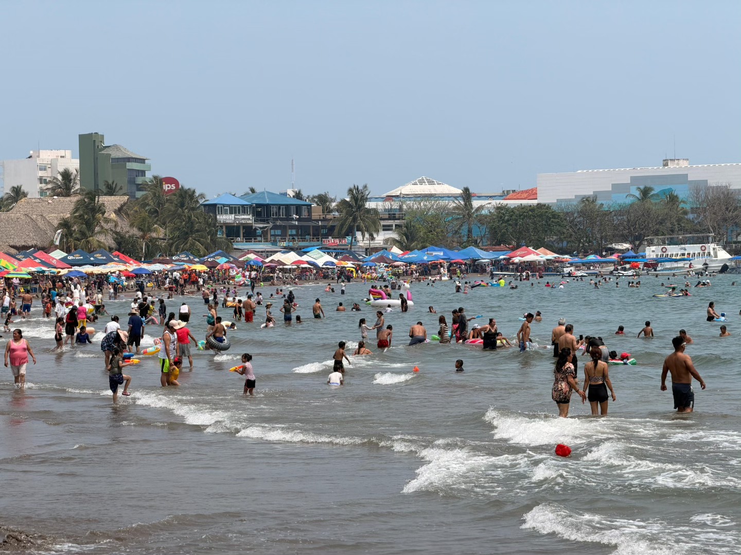 Veracruz vive un viernes Santo a tope en sus playas