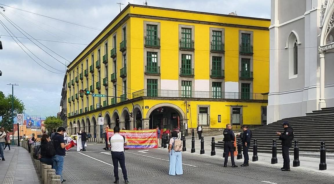 EX POLICIAS BLOQUEAN LA CALLE DE ENRIQUEZ