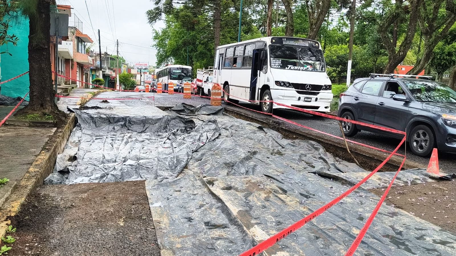 CAOS EN ZONA DE ECONOMIA EN XALAPA POR REHABILITACION DE PAVIMENTO
