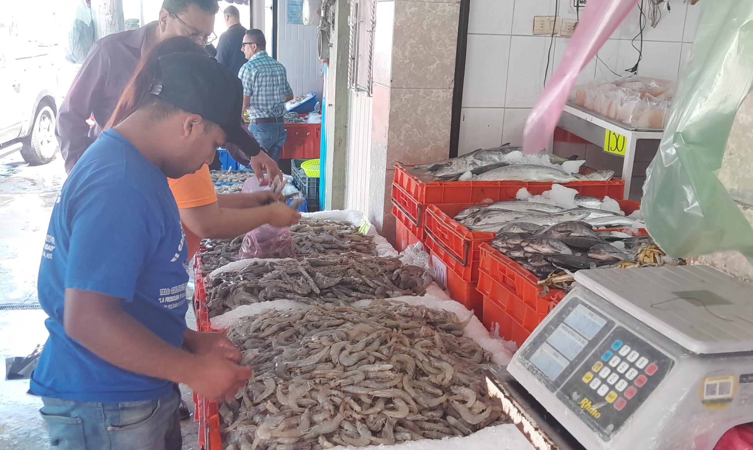Desconfianza frena consumo, caen ventas de mariscos hasta 50%