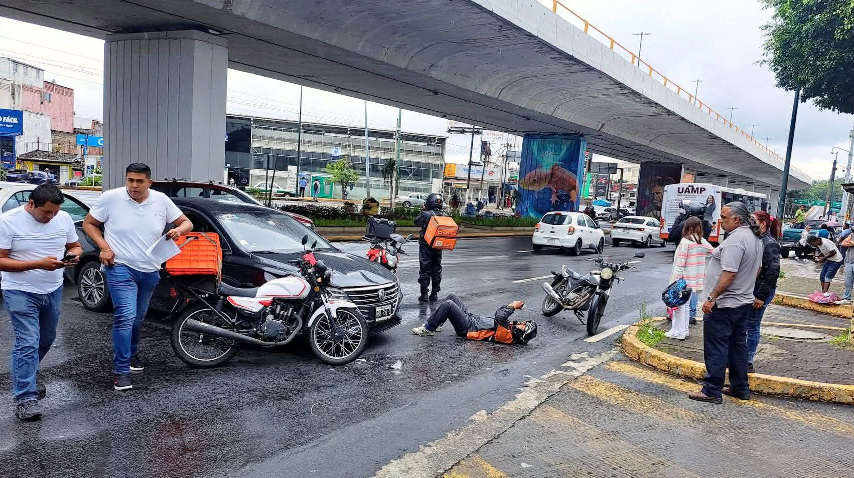 Auto y motocicleta impactan en zona de Plaza Cristal