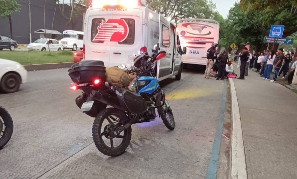 Fuerte accidente en Xalapa: autobús arrastra a pasajeros