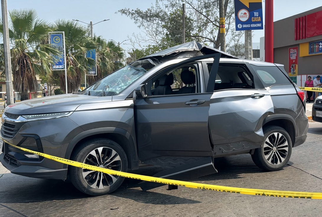 Cilindro de gas explota dentro de auto en Veracruz