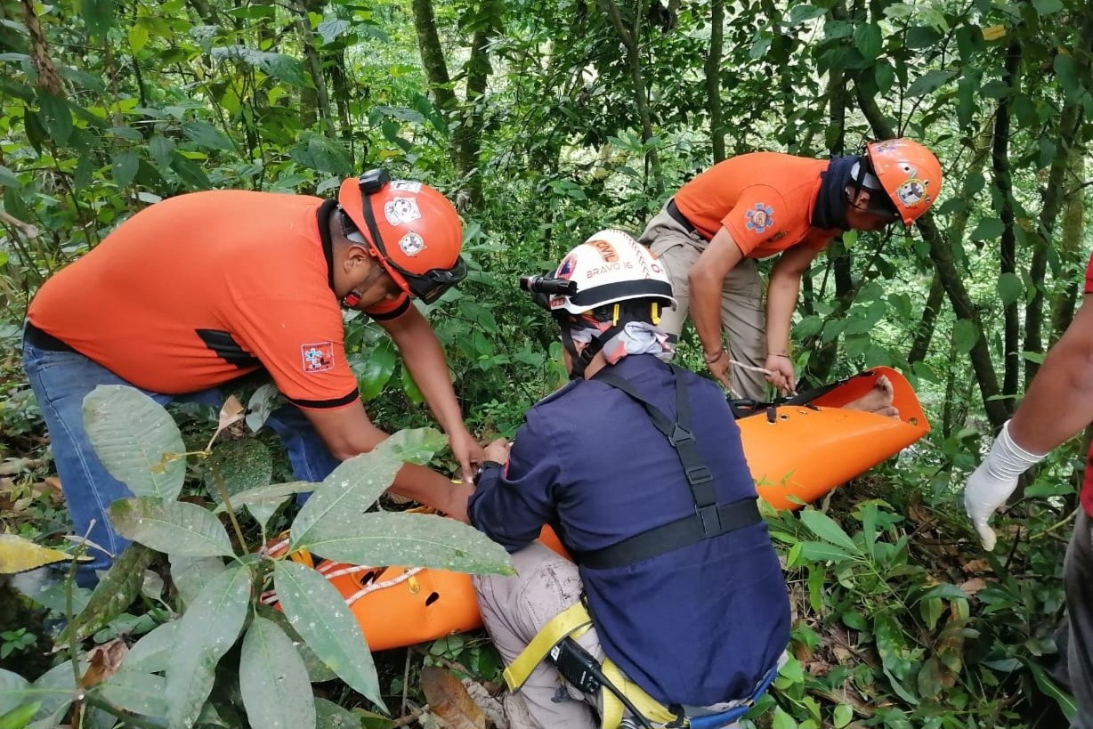 Lo hallan sin vida en barranca de Teocelo