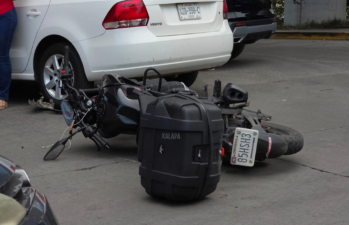 Dos personas heridas tras choque de moto y automóvil en Xalapa