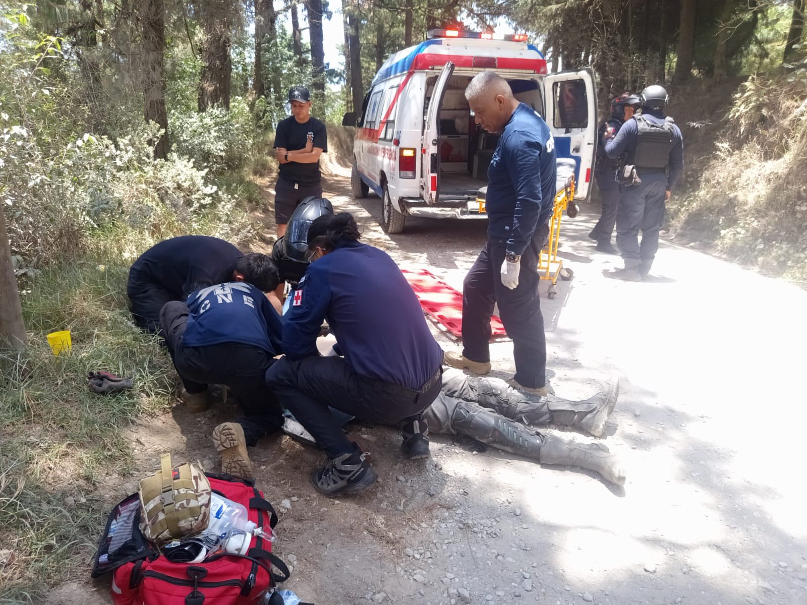 “Lo dejaron tirado” motociclista resulta grave tras fuerte accidente