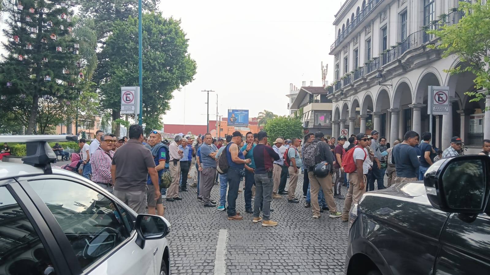 Protesta de trabajadores de CMAS provoca bloqueo en el centro de Xalapa