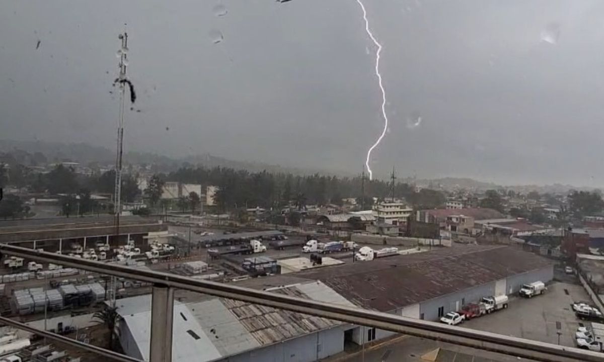 Fuerte tormenta deja inundaciones y caos vial en Xalapa
