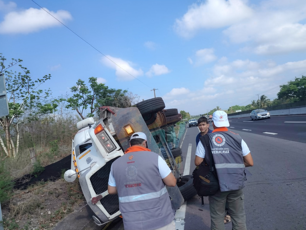 Vuelca tráiler en la carretera Xalapa-Veracruz