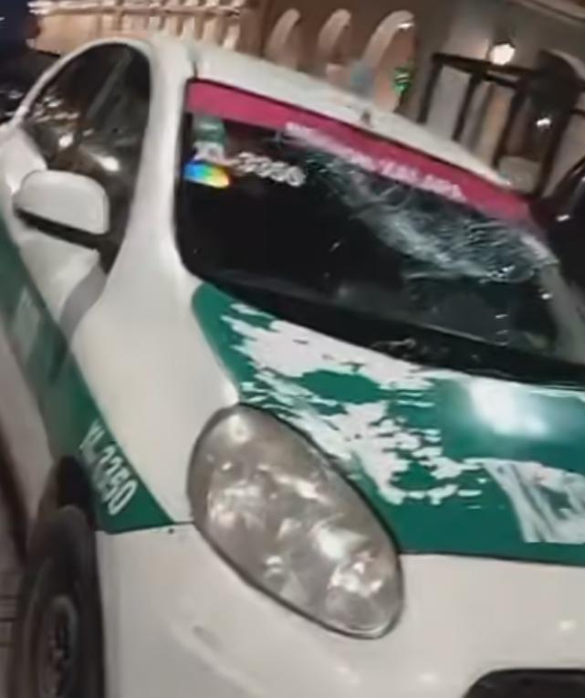 AFICIONADOS DEL CRUZ AZUL DESCONTROLADOS… TAXI TERMINA CON EL PARABRISAS DESTROZADO…