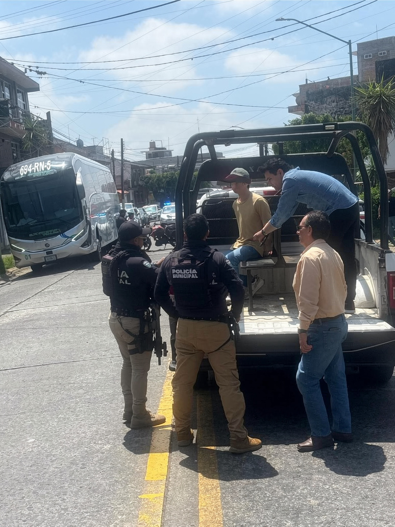 Aparatoso accidente en Xalapa deja a pareja lesionada