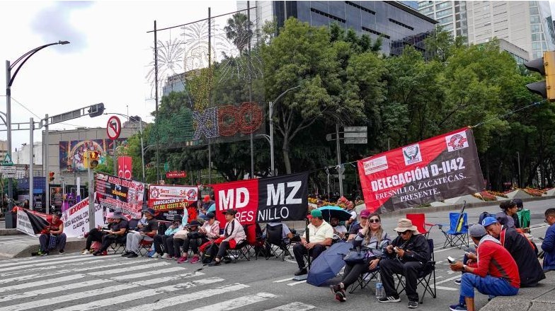 CNTE acusa represión y descuentos a maestros en paro