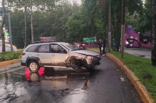 Reportan vehículo accidentado en Murillo Vidal