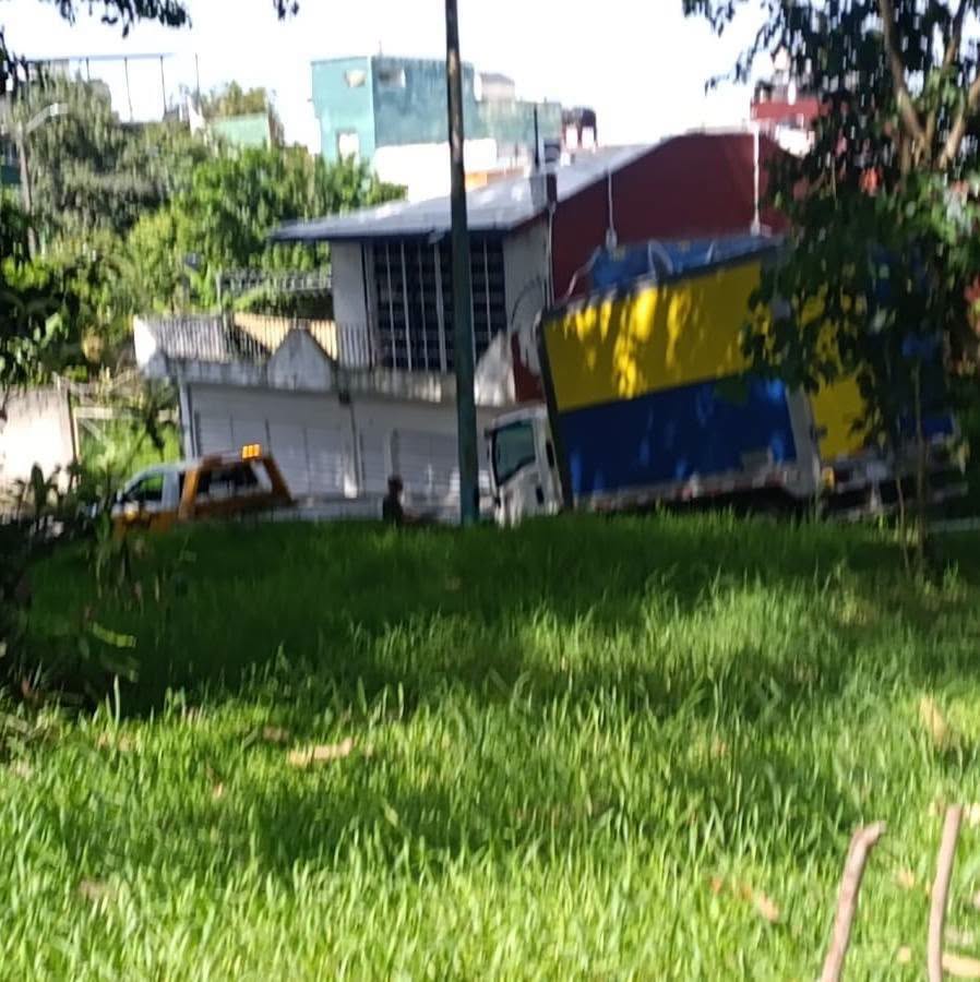 Grúa daña vivienda al transportar camioneta en Xalapa