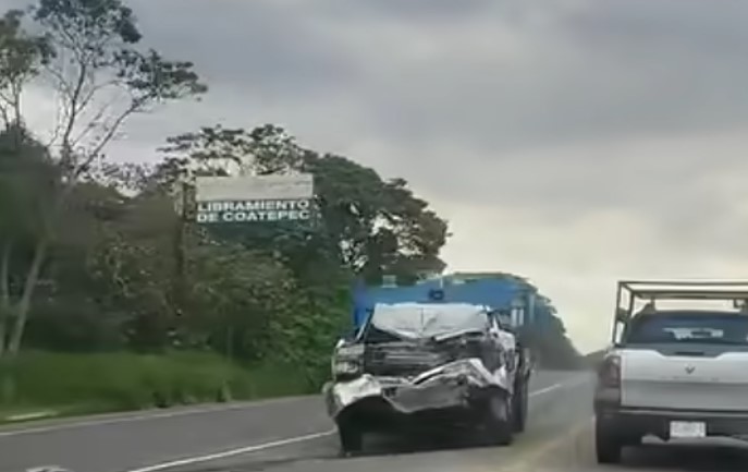 Aparatoso accidente genera alarma en Libramiento Coatepec-Xalapa