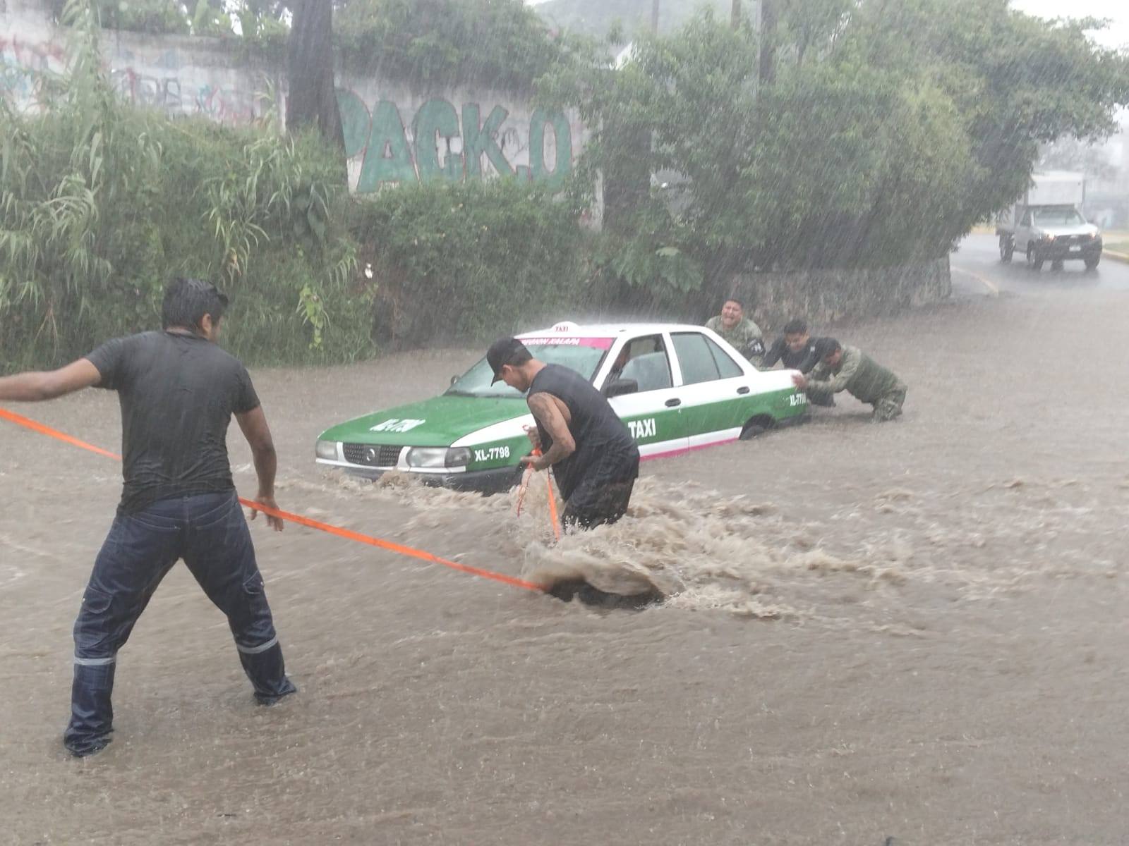 Lluvia sorprende a la zona metropolitana de Xalapa y deja daños