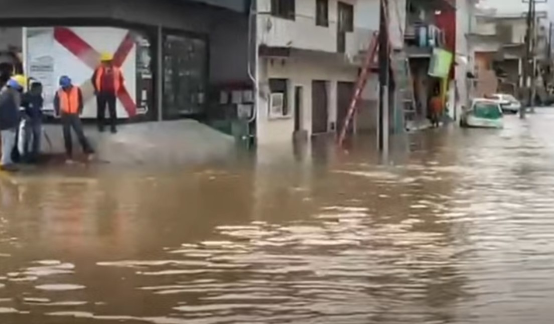 Aguacero colapsa vialidades y deja afectaciones en varias colonias