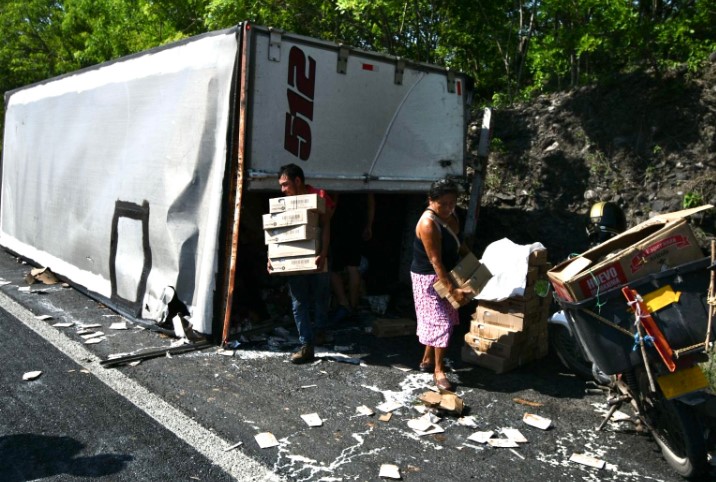 Volcadura termina en rapiña en Puente Nacional