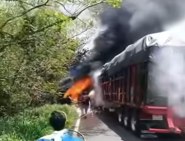 Accidente termina en incendio sobre la carretera Cardel–Palma Sola