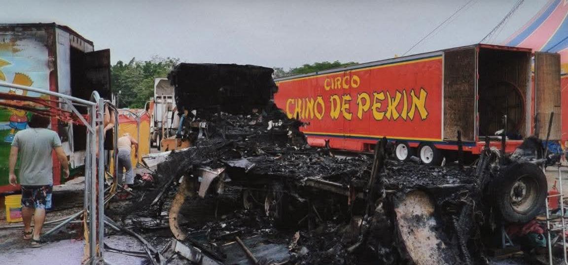 SE INCENDIA TRACTOCAMIÓN DEL CIRCO CHINO DE PEKÍN