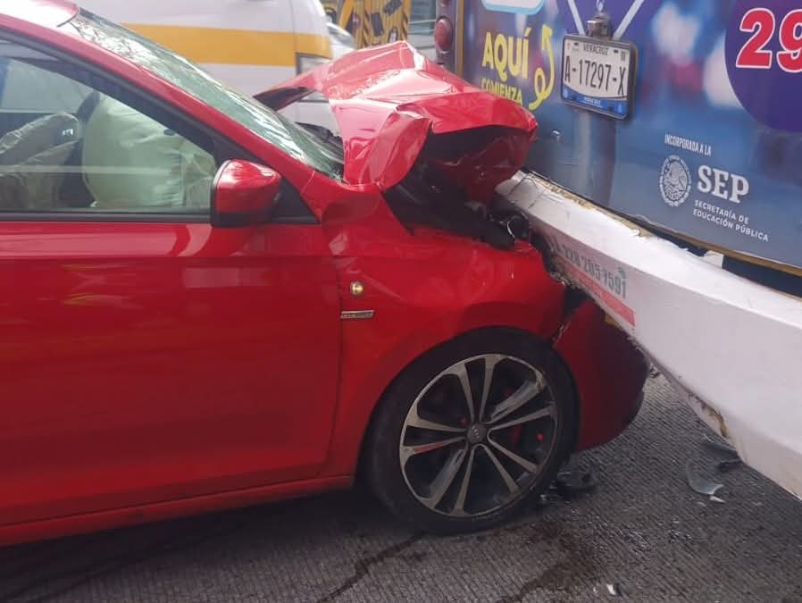 CONDUCTORA CHOCA CON AUTOBÚS DE PASAJEROS