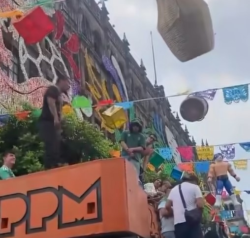 Aficionado cae durante celebración de México
