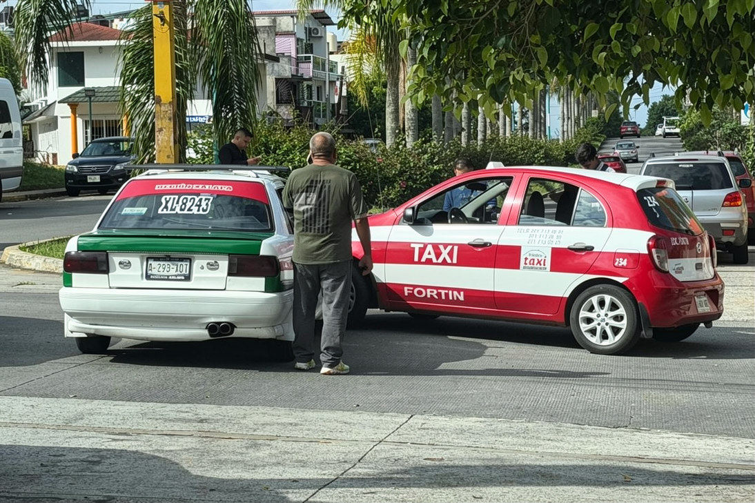 Colisión de taxis provoca tráfico en la Av. Justino Sarmiento