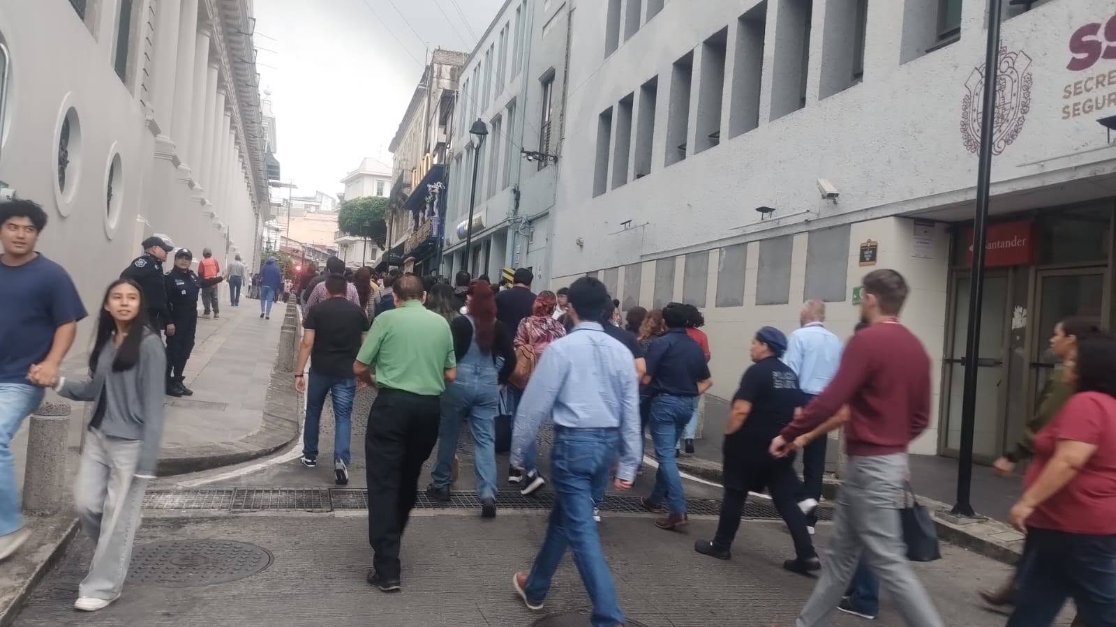 Evacúan oficinas y dependencias en Xalapa por sismo