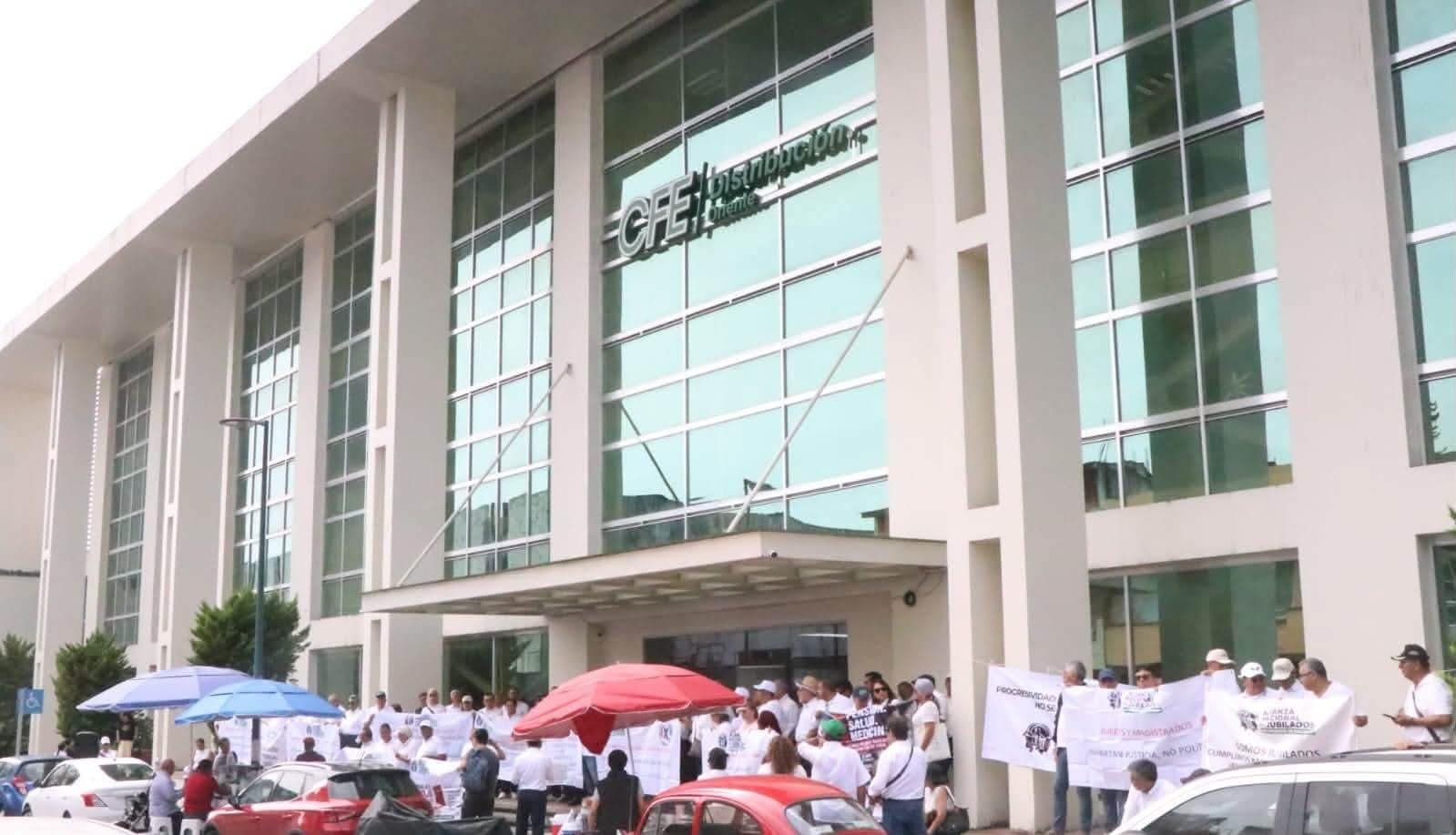 JUBILADOS PROTESTAN POR CAMBIOS A SUS PENSIONES